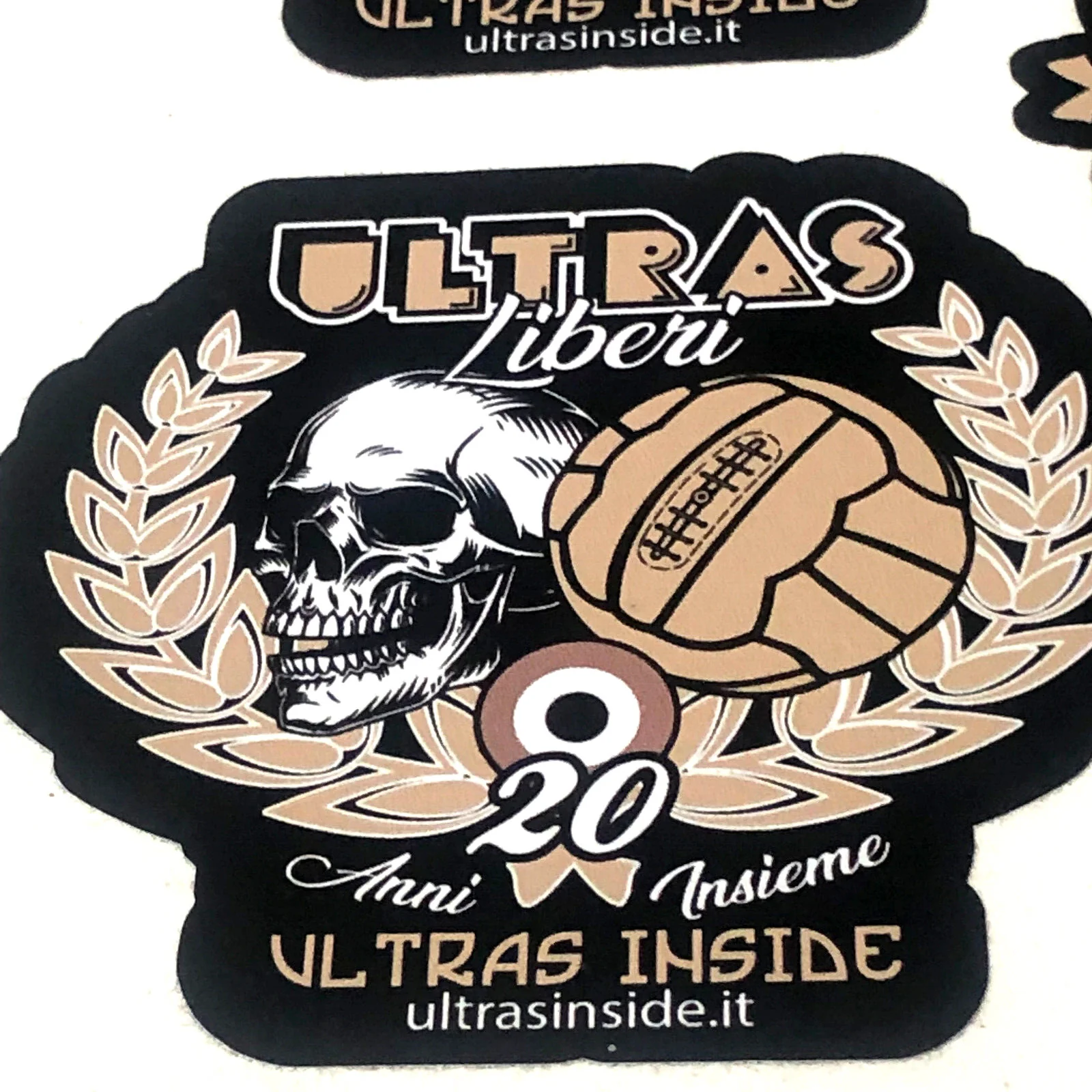 Foglio A5 con 3 adesivi in PVC Ultras Inside del 2020 "20 Anni Insieme" Liberi - Image 3