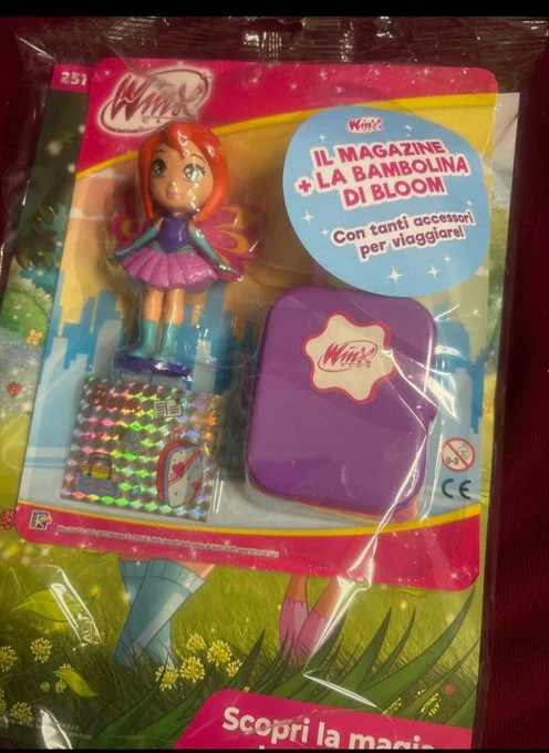 Magazine 251  Winx Club Magazine gadget Bambola di Bloom con accessori e Valigia